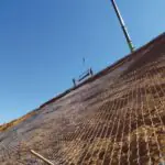 Укрепление склонов и берегов различными материалами с последующей посадкой растений