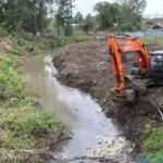 Углубление дна экскаватором