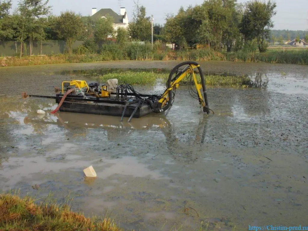 Очистка прудов от водорослей и ила