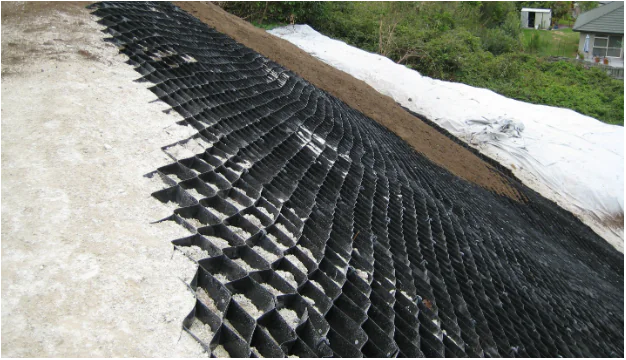 Укрепление берегов, склонов, откосов и грунтов: создание надежных основ для вашего пляжа