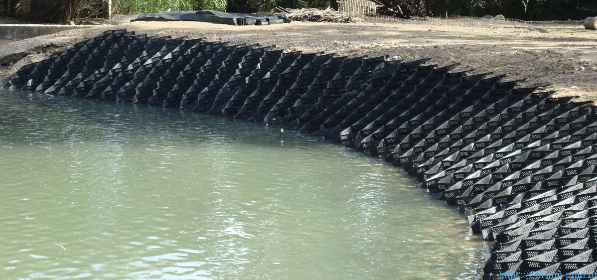 Укрепить берега водоема георешеткой