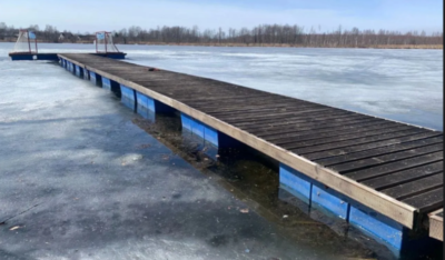 Причал плавучего вида из понтонов выдерживает резкие изменения уровня воды, сильные нагрузки ветром, течения и мощные ледоходы.